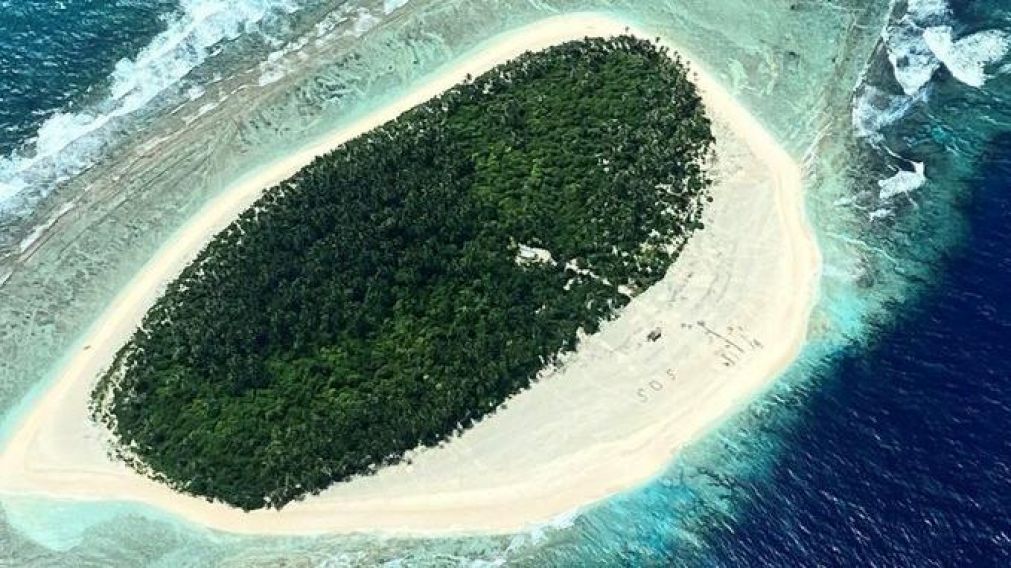 Un SOS gigante escrito en la arena salvó a tres varados en una isla desierta del Pacífico.