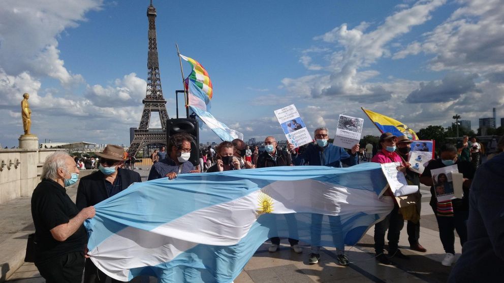 La protesta contra la presencia de Mauricio Macri en Par�s con la Torre Eiffel de fondo. (Gentileza: ACAF)