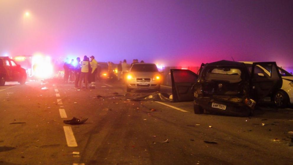 El choque múltiple en una ruta de Curitiba, en Brasil, dejó muertos, heridos y destrucción (gentileza 147 News).