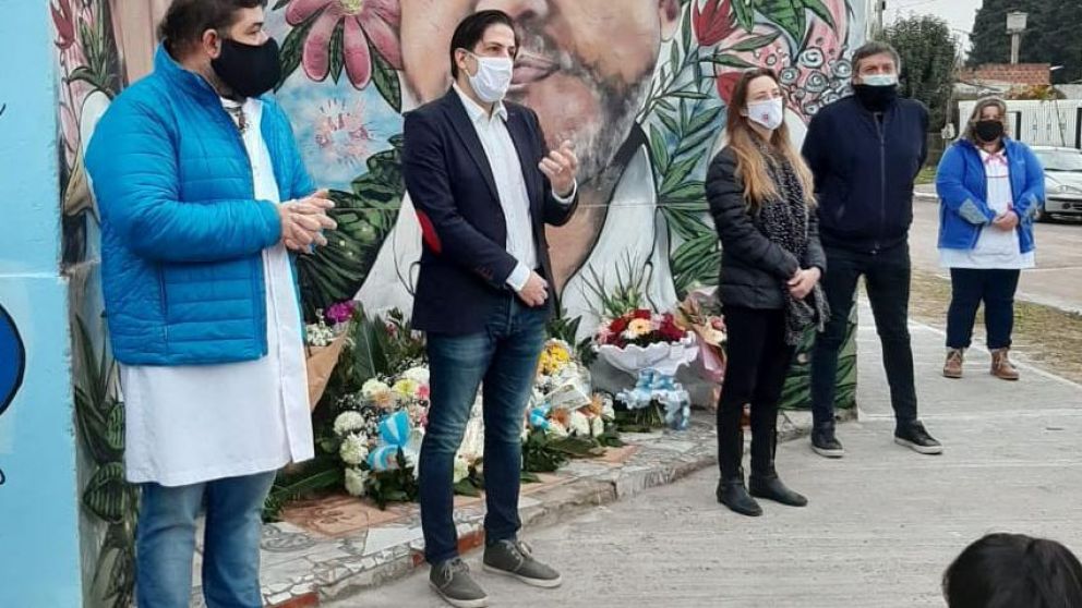 Emotivo homenaje a los docentes que murieron en la explosión de una escuela. (Télam)