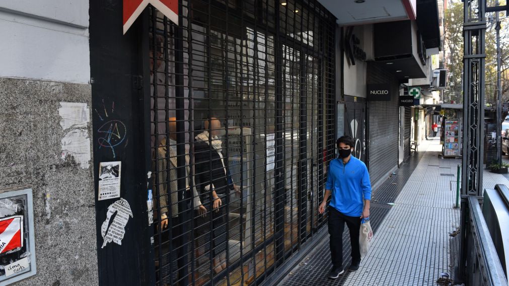 Abrir�n los comercios aleda�os a avenidas de alta circulaci�n (Jonatan Moreno/Cr�nica).