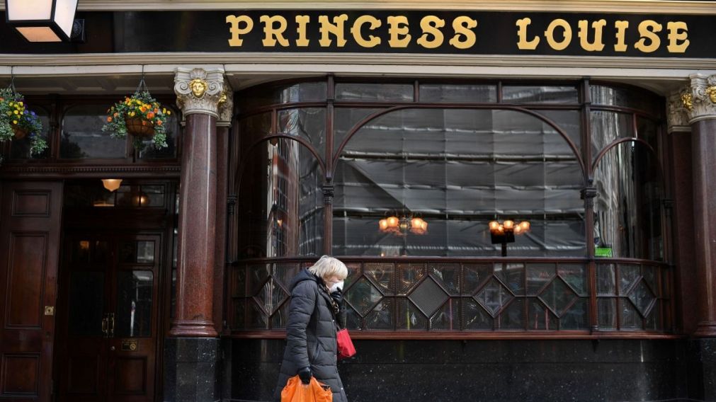 Los pubs londinenses podrían volver a cerrar por el rebrote del virus.