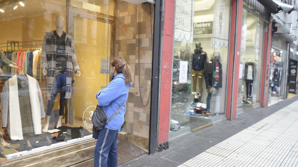 La Ciudad de Buenos Aires completará la primera fase del plan de reaperturas de actividades con la habilitación de comercios situados en avenidas (Crónica//Fernando Pérez Re).