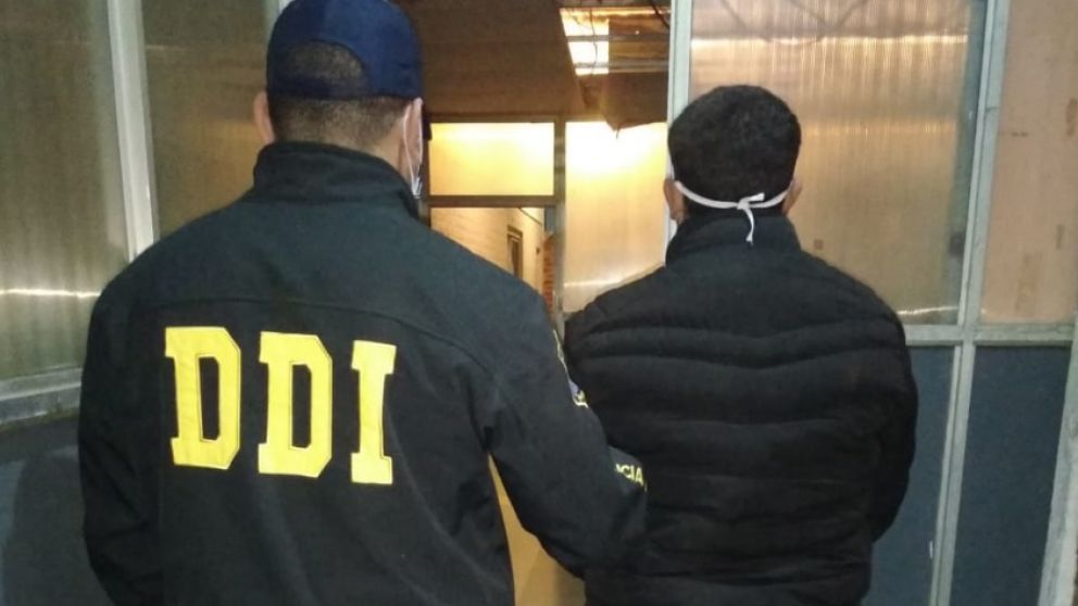 Este es el ladrón, de 15 años, que había sido detenido, pero que fue liberado por tener 15 años.