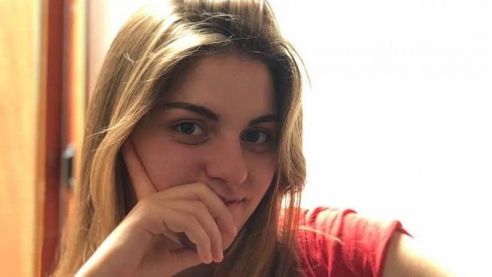 Valentina está cursando de manera virtual el CBC para Contadora Pública.