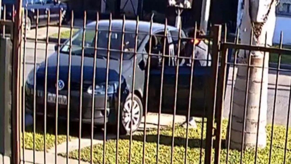 Los delincuentes fueron detenidos y el auto, recuperado (Captura de pantalla).