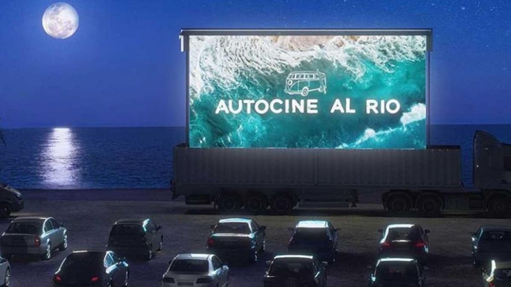 El autocine está ubicado junto al río, en la costa de Martínez.