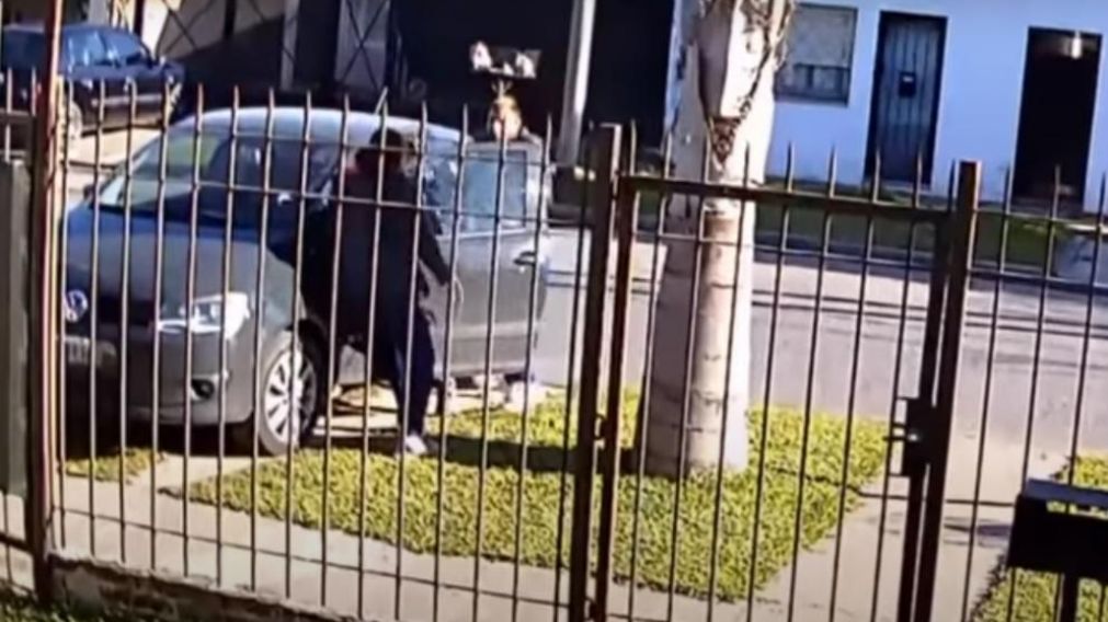 Los delincuentes tiraron a la madre al suelo y le provocaron�diversas fracturas.