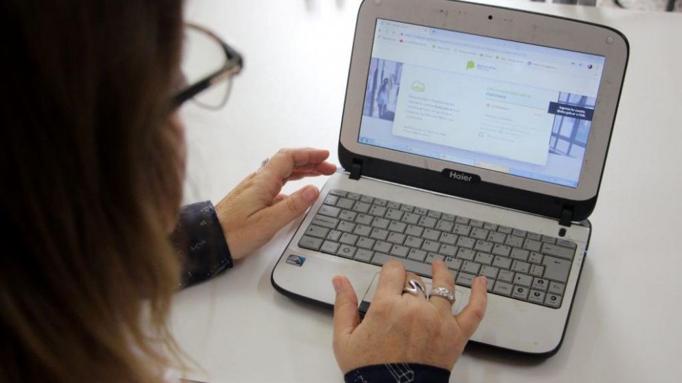 La iniciativa busca que los maestros y profesores puedan acceder a mejor equipo (Imagen ilustrativa).