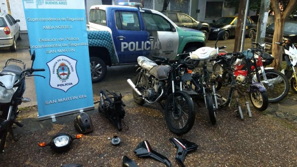 Algunos de los elementos que fueron secuestrados en los operativos por los efectivos policiales.