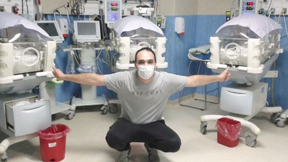 El padre, fanatico del Cele, con sus tres hijas.