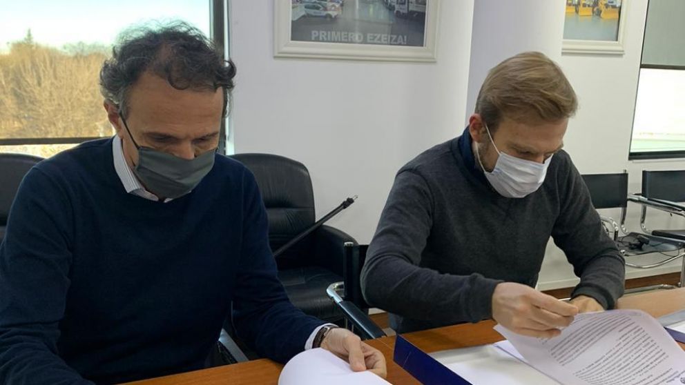 El ministro de de infraestructura Gabriel Katopodis y el intendente de Ezeiza Gastón Granados durante la firma.