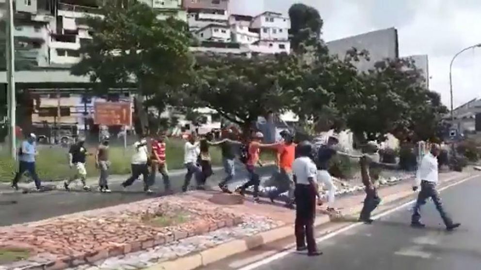 La Policía obligó a personas sin tapabocas a caminar bajo la modalidad de "trencito" (Captura).