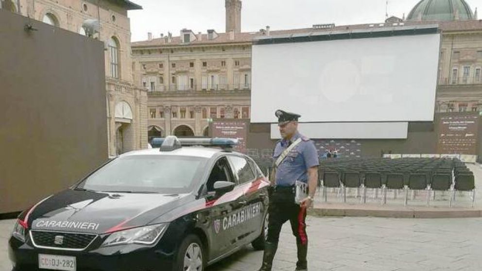 Proyectaron una película porno en Piazza Maggiore.