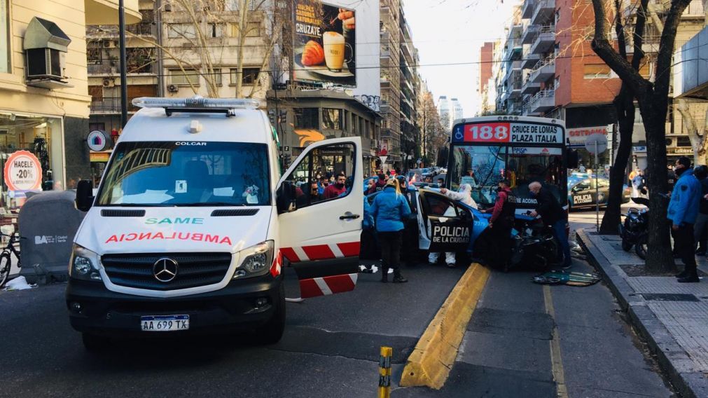 Colectivo y patrullero chocaron sobre la avenida Santa Fe.