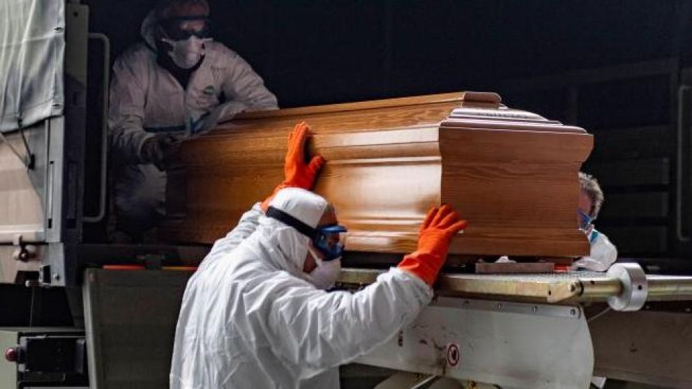 La familia sufrió un brote de Covid-19 y terminó en una tragedia. (Foto: AFP)