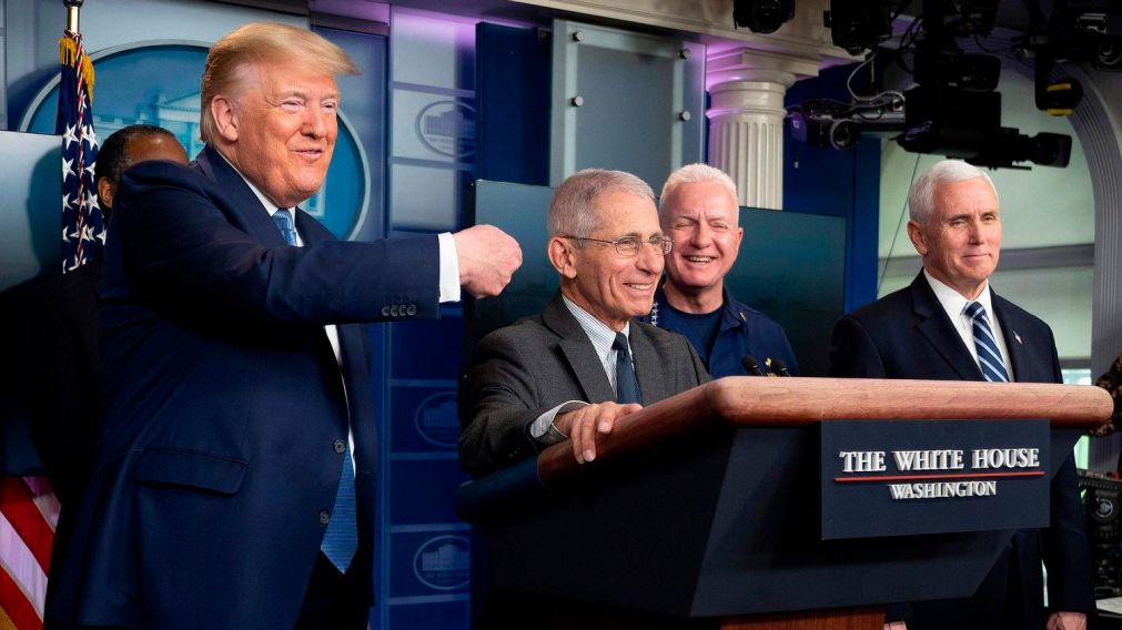 Donald Trump señalando a Anthony Fauci, cuando todo era sonrisas entre ellos (Gentileza AFP).