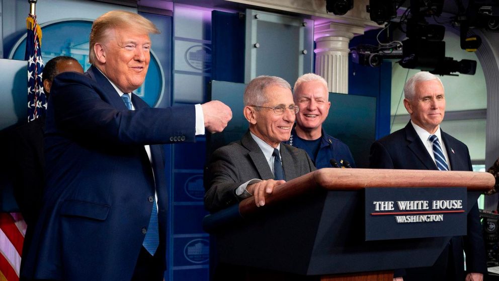 Donald Trump señalando a Anthony Fauci, cuando todo era sonrisas entre ellos (Gentileza AFP).