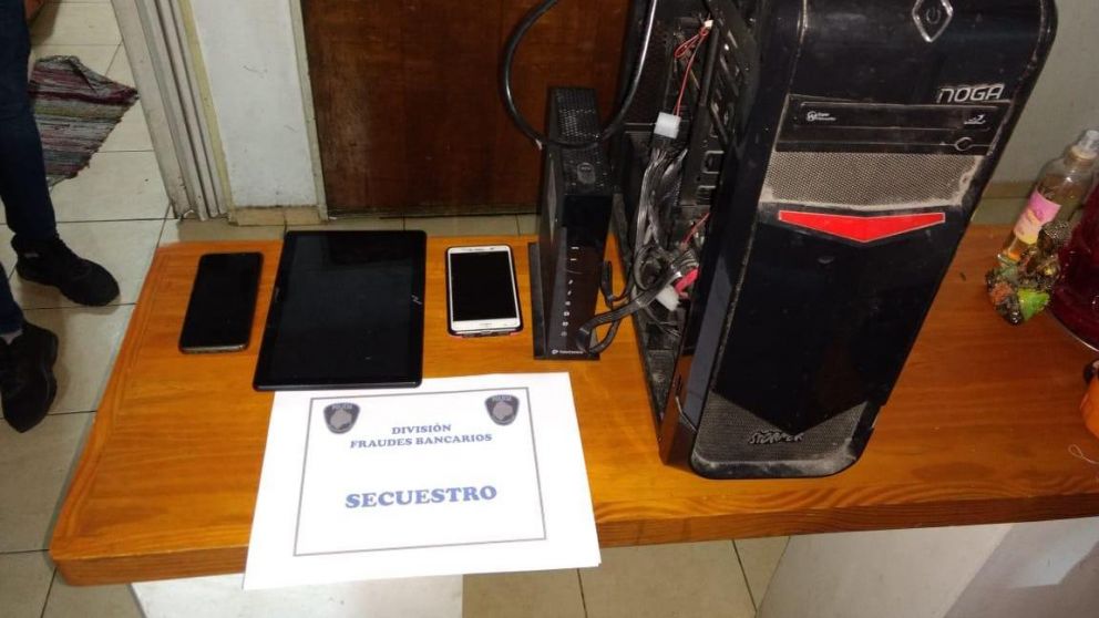 Se secuestraron computadoras, celulares y otros elementos.