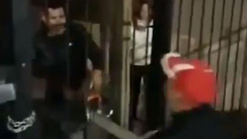 El sujeto con la sierra intento amedrentar a uno de los vecinos (Captura de video).