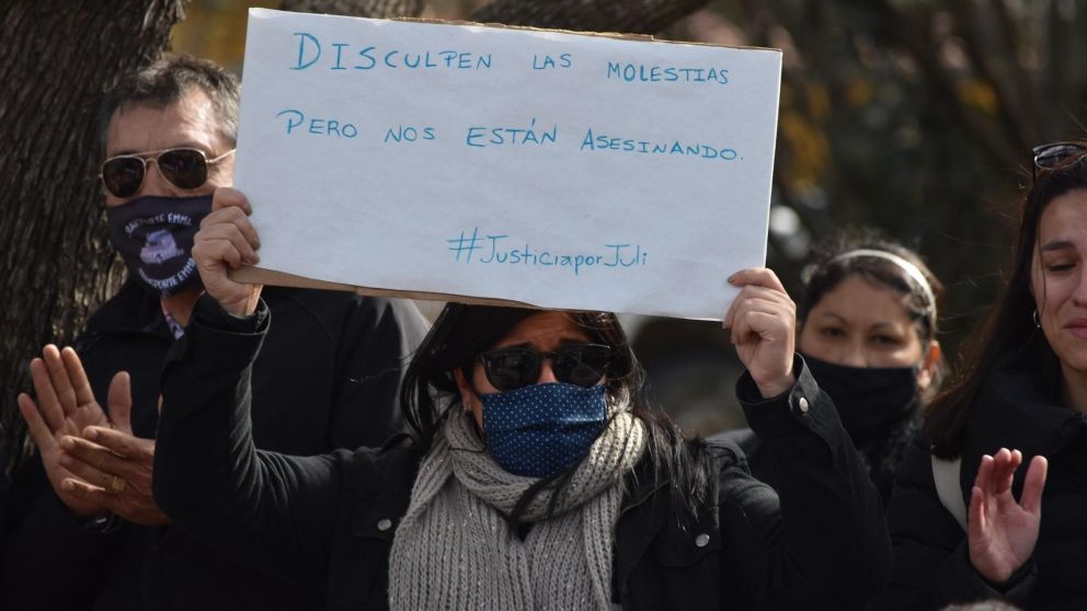 Familiares y amigos de Julieta Abigail Del Pino, se manifestaron en Berabevú (Gentileza: Notife)