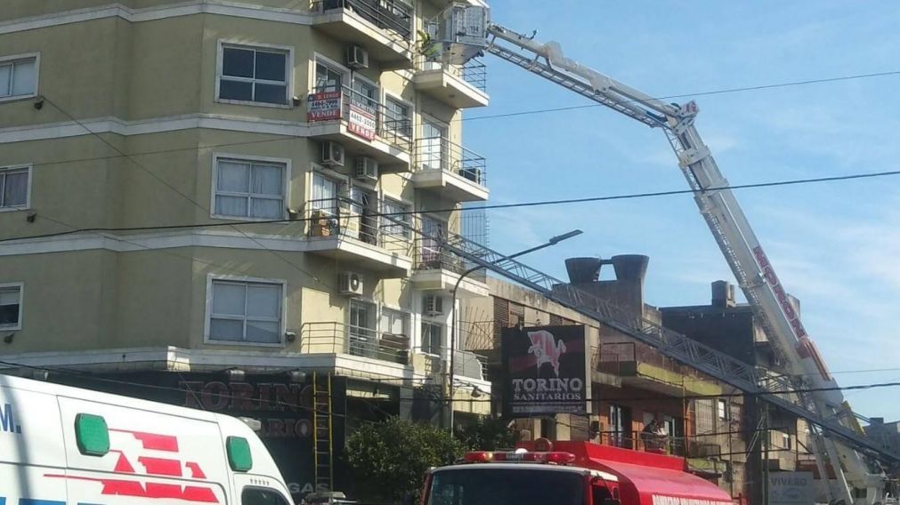 Mueren dos adultos y una nena durante impactante incendio. (@Maby_PastranaJR)