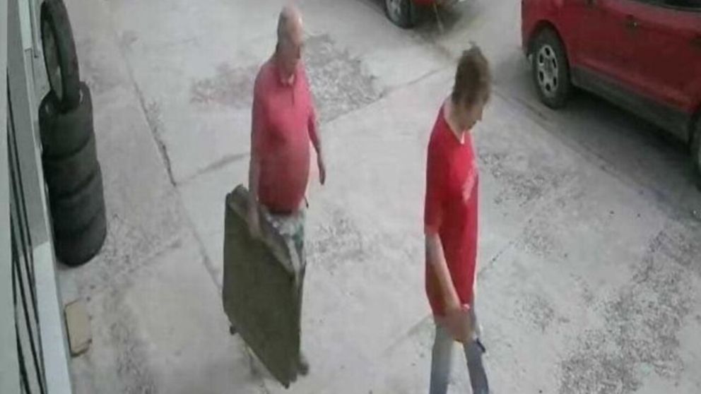 La imagen de la salida de los jubilados que captó una cámara de seguridad (X).