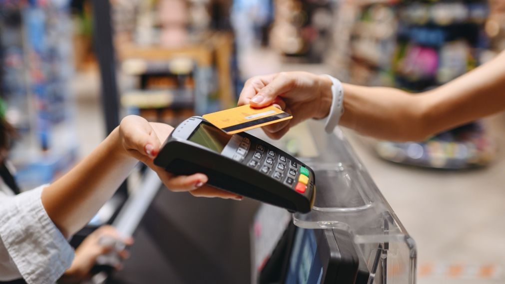 Cada vez son más los argentinos que no pueden pagar la totalidad de la tarjeta de crédito.