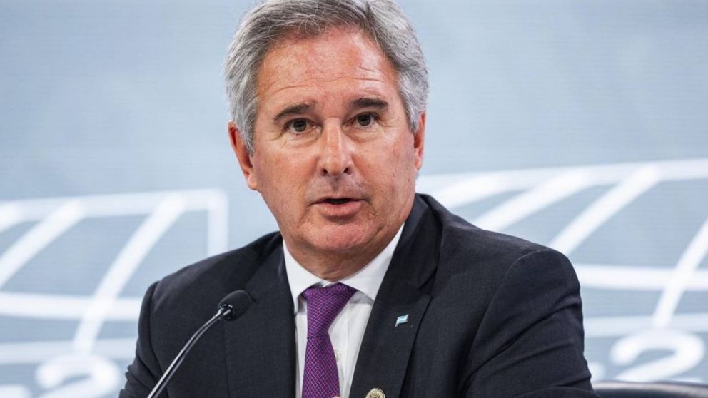 El canciller Pablo Quirno ante una expresión en lenguaje inclusivo: "Corrijamos esto URGENTE"