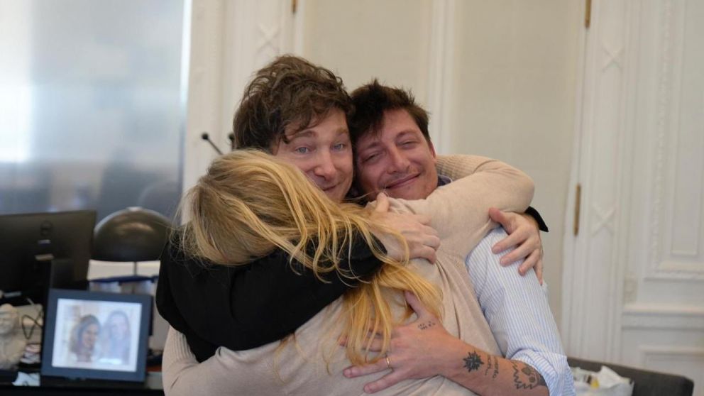 Javier Milei, Karina Milei y Santiago Caputo, abrazo del triángulo de hierro en la Casa Rosada.