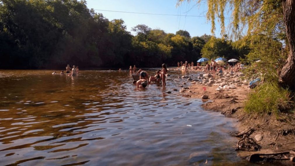 Una turista de Brasil se metió desnuda al río donde varias familias pasaban la tarde.
