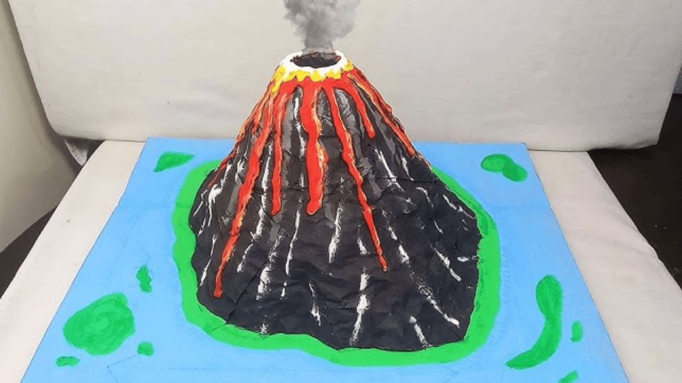 Nena de 9 años quedó internada tras la explosión de un volcán durante un trabajo de ciencia.