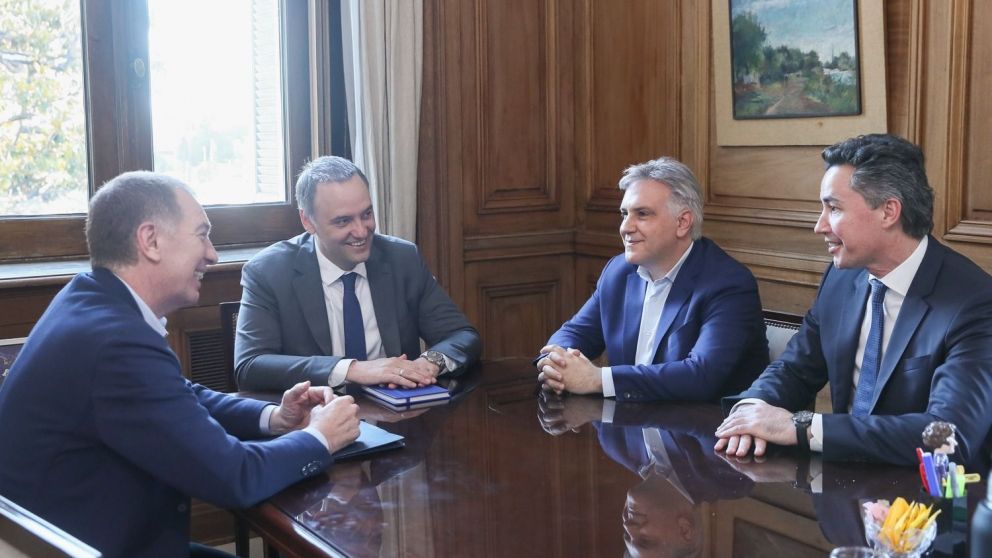 Manuel Adorni, Diego Santilli y los gobernadores Mart�n Llaryora y Marcelo Orrego.