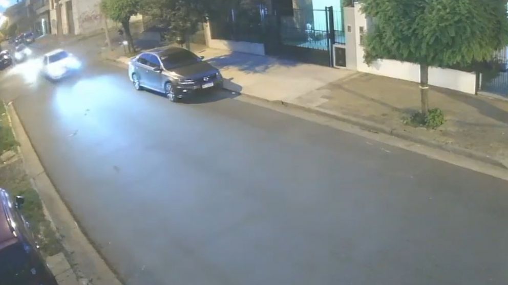 Ladrones escapaban de la Policía, chocaron a una pareja en moto y mataron a una mujer (Captura de video).