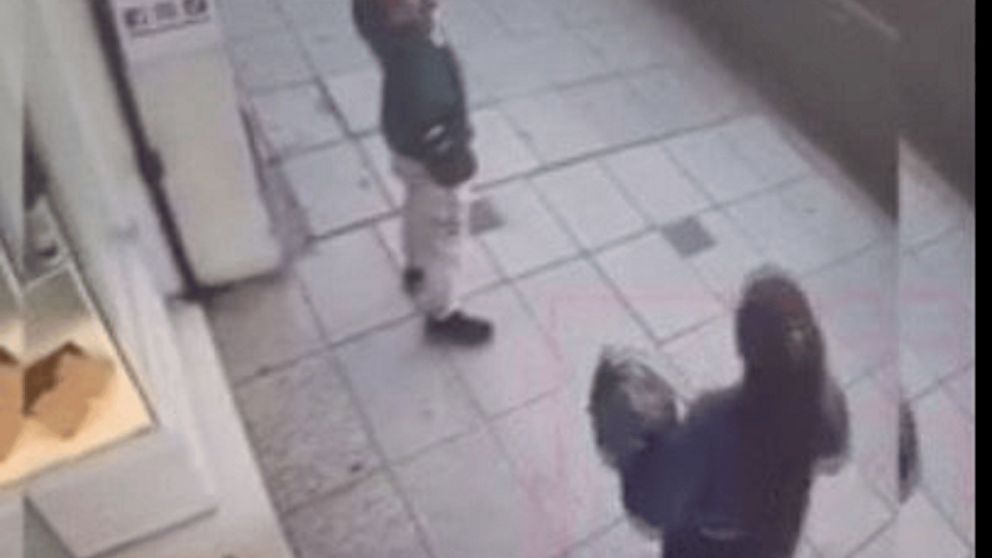 El delincuente "marcando" a su próxima víctima.
