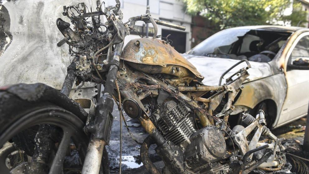 Un total de 14 vehículos se prendieron fuego e investigan si fueron "quemacoches". (Télam)