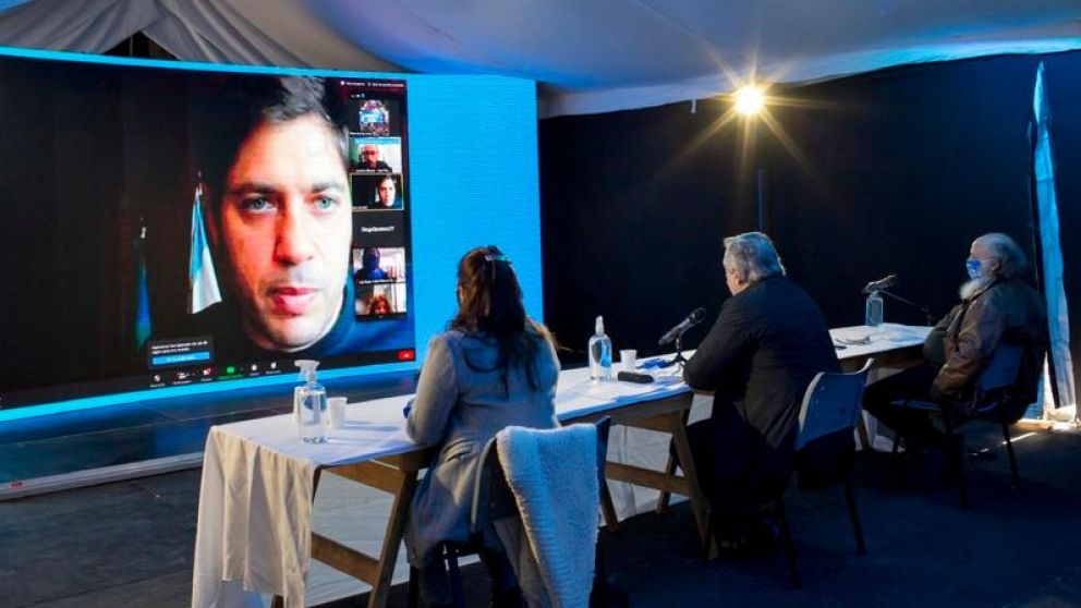 Axel Kicillof saliendo a través de Zoom en el acto sobre Evita que encabezó el presidente Alberto Fernández. (Gentileza: Infoblancosobrenegro)