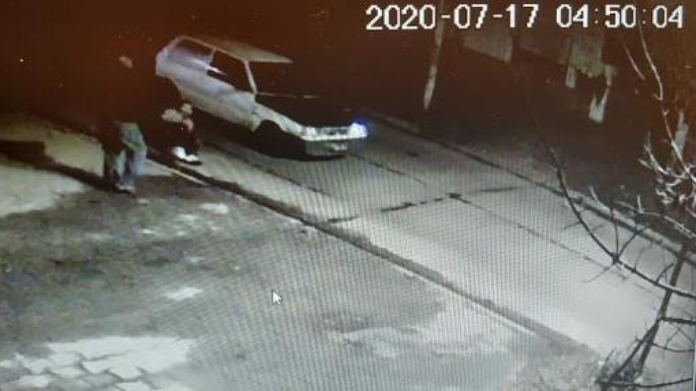 El jubilado justiciero, en la mira de su propia arma. (Captura de video)