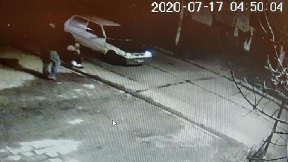 El jubilado justiciero, en la mira de su propia arma. (Captura de video)