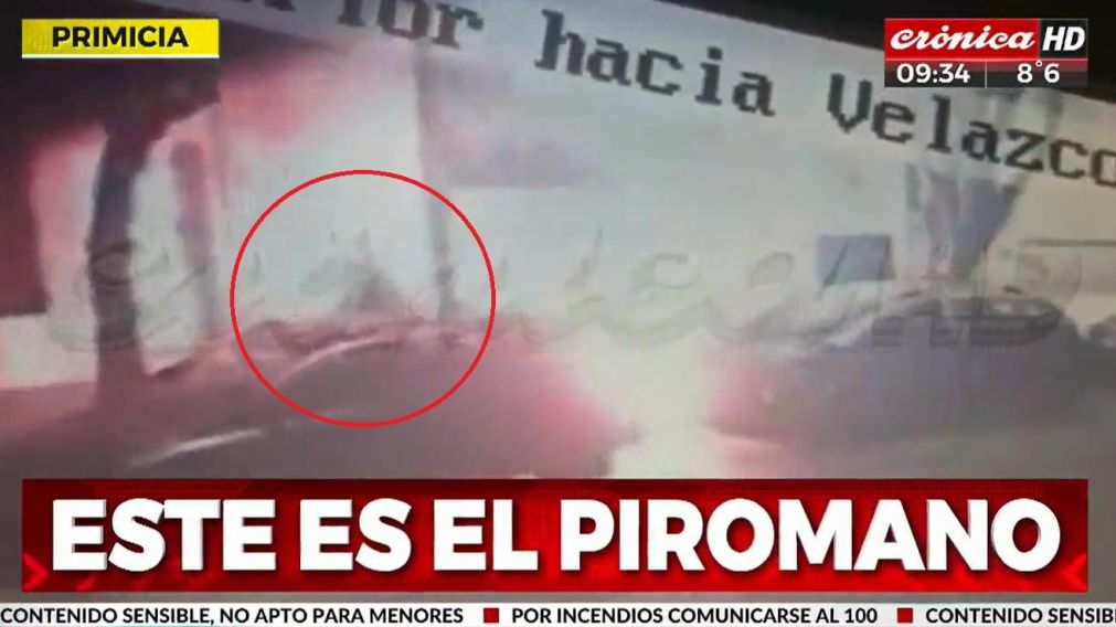 El sujeto se acercó a uno de las motos, la roció y la prendió fuego (Crónica HD).