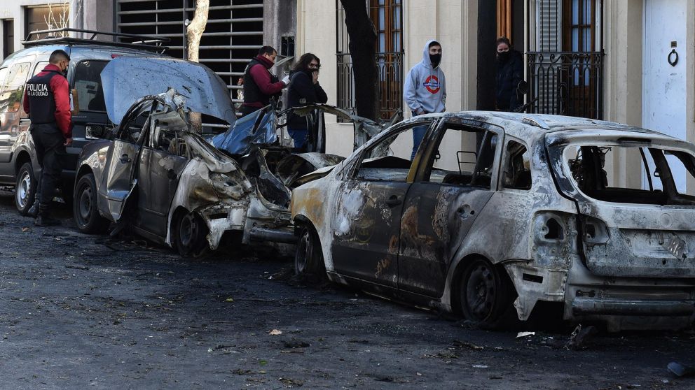 Así quedaron quemados coches en Villa Crespo por el presunto ataque de un "quemacoches" (Jonatan Moreno/Crónica).