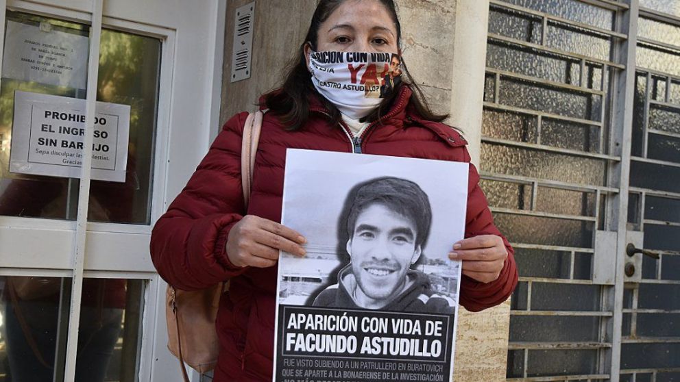 LA MADRE QUISO SUPERVISAR UN OPERATIVO Y CINCO PATRULLEROS LE BLOQUEARON LA ENTRADA AL PUEBLO.