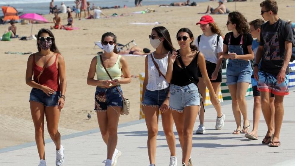 Jóvenes pasean cerca de la playa en Biarritz, en el suroeste de Francia. (AP)