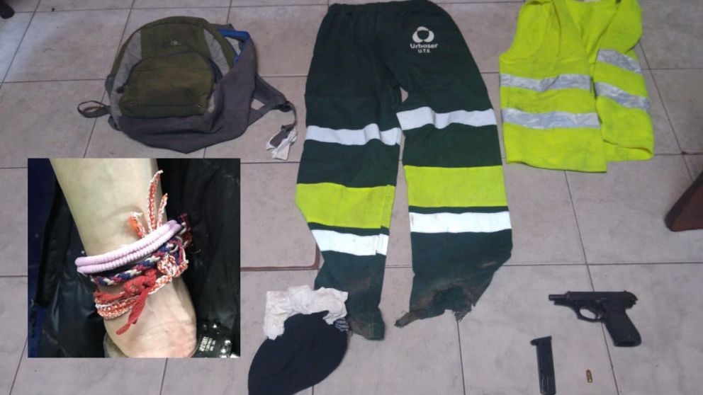 La pulsera por la que el ladrón fue reconocido y objetos que se le incautaron.