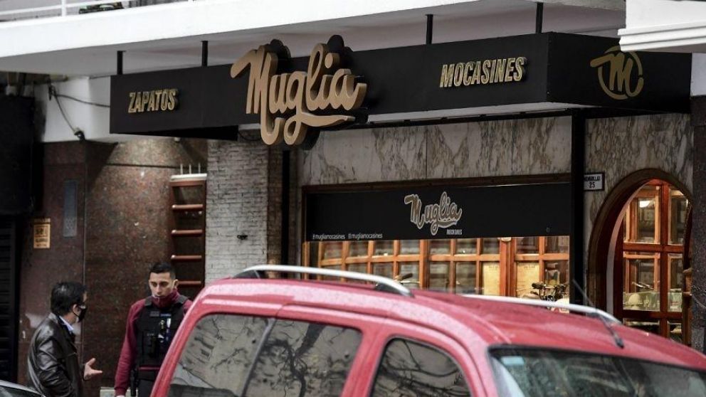 El hecho ocurrió en el local ubicado en pleno centro comercial del barrio de Flores.
