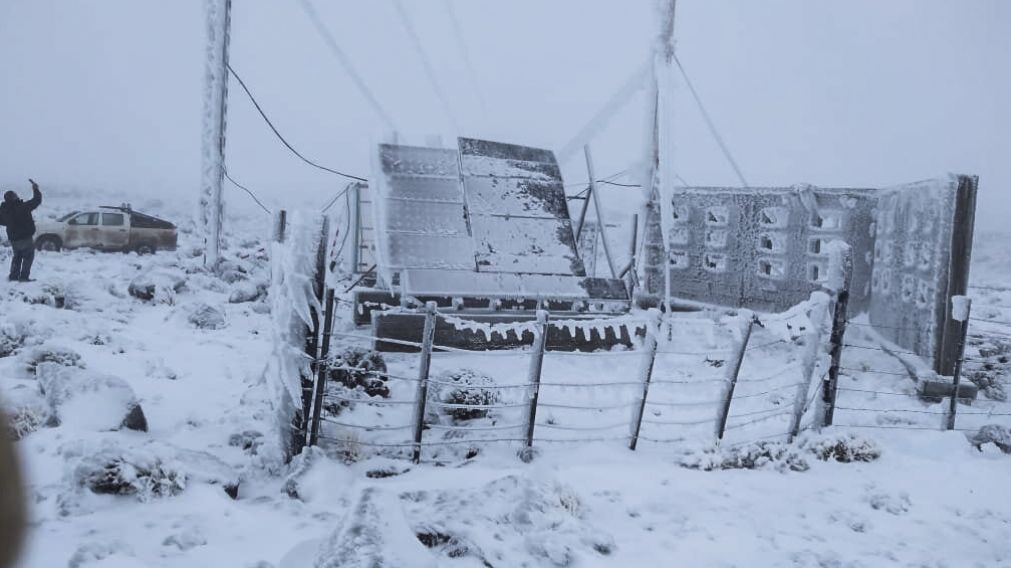 En Chubut, el fuerte temporal derribó torres de alta tensión.