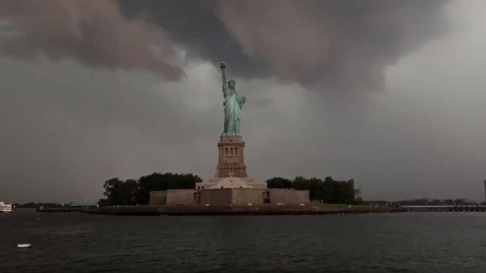 La filmación fue registrada desde un muelle en la isla Ellis, justo enfrente del reconocido paisaje urbano.