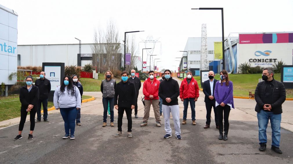 Gollán y Larroque, junto a Kicillof al anunciar el programa Acompañar en Tecnópolis