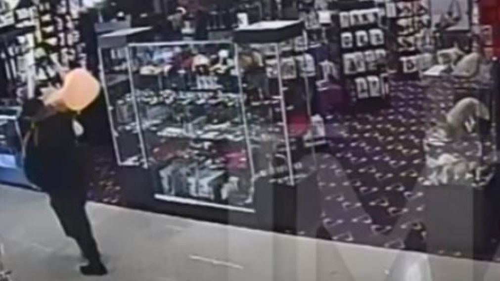 El suceso quedó registrado por cámaras de seguridad (Captura).