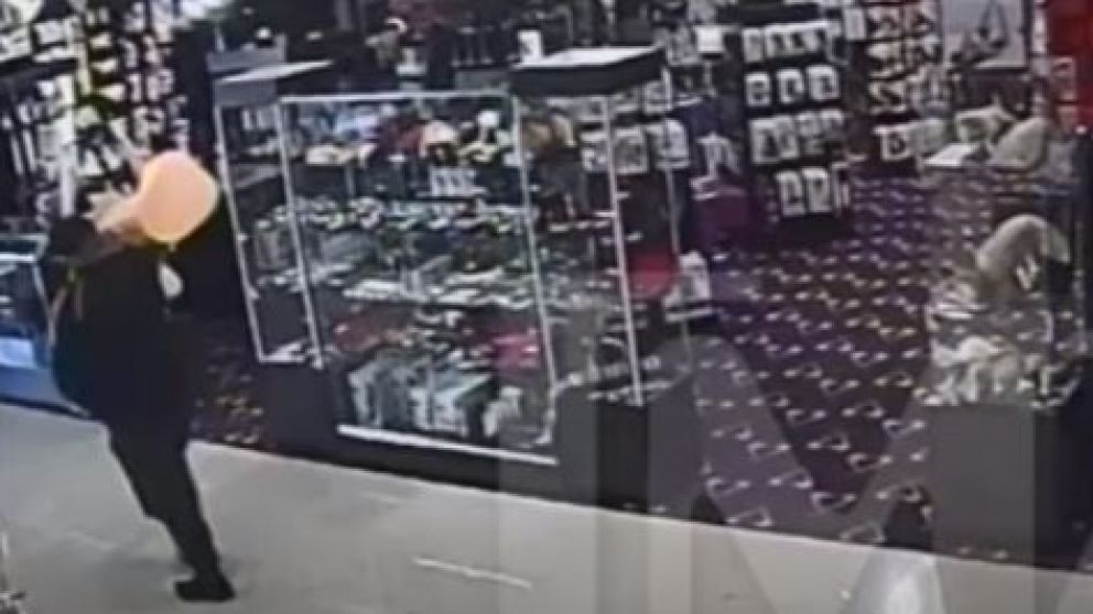 El suceso quedó registrado por cámaras de seguridad (Captura).